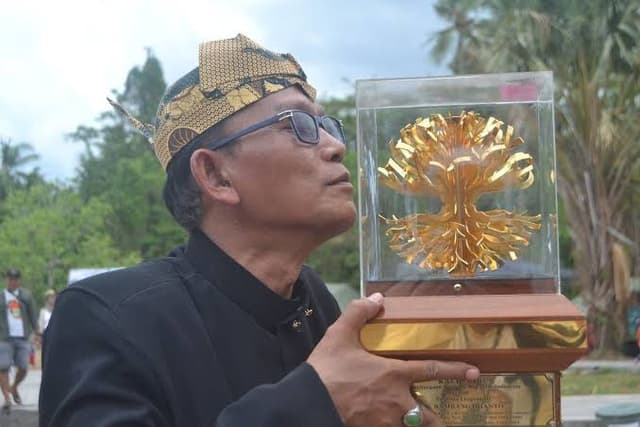 Ir. H. Bambang Irianto receiving an award